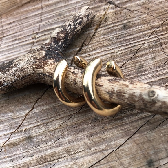 ✨Haydyn Gold Cuff Earrings!🌙 - Picture 2 of 11